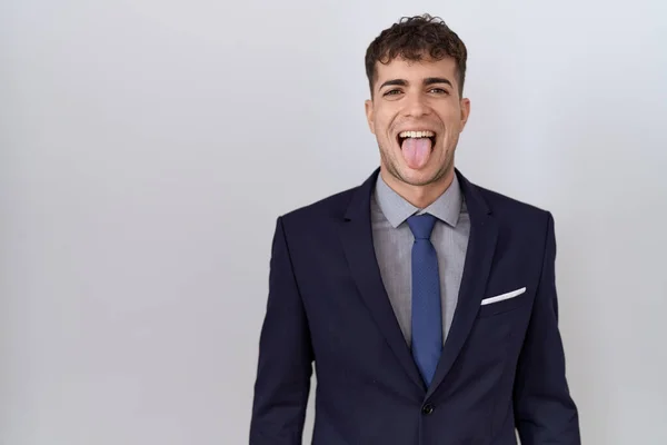 Młody Latynoski Biznesmen Garniturze Krawacie Wystaje Języczkiem Szczęśliwy Śmiesznym Wyrazem — Zdjęcie stockowe
