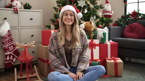 Νεαρή Ξανθιά Γυναίκα Χαμογελά Σίγουρος Κάθεται Από Χριστουγεννιάτικο Δέντρο Στο — Φωτογραφία Αρχείου