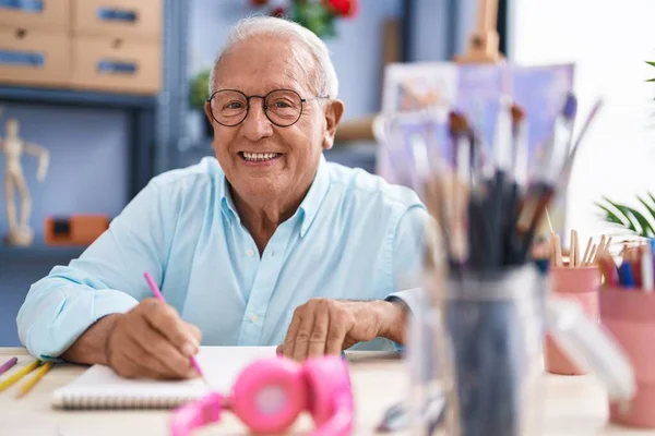 Senior Γκριζομάλλης Καλλιτέχνης Χαμογελώντας Αυτοπεποίθηση Σχέδιο Στο Σημειωματάριο Τέχνης Στο — Φωτογραφία Αρχείου