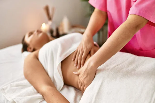 Jong Mooi Latino Vrouw Liggend Tafel Het Hebben Van Massage — Stockfoto