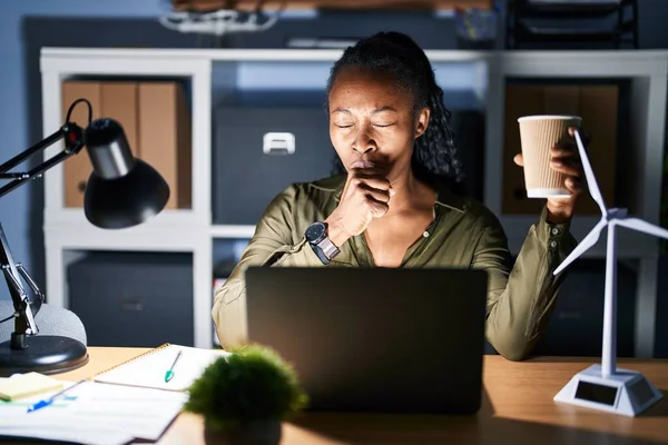 Femeia Africană Care Lucrează Laptop Timp Noapte Simte Rău Tușește — Fotografie, imagine de stoc