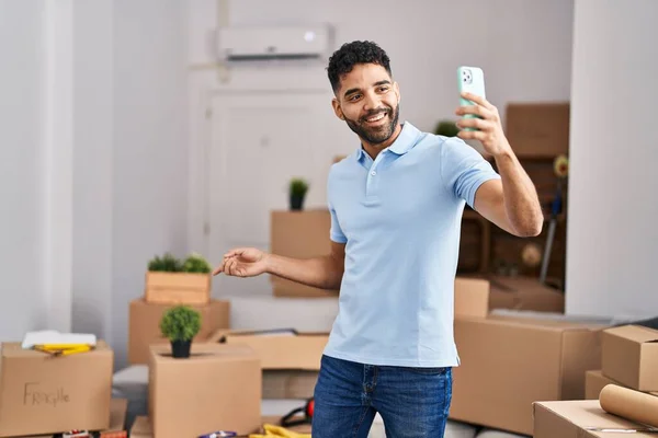 Junger Hispanischer Mann Macht Selfie Mit Dem Smartphone Neuen Zuhause — Stockfoto