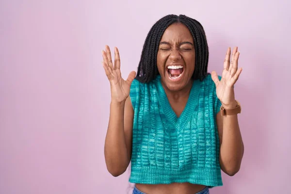 Jonge Afrikaans Amerikaanse Met Vlechten Roze Achtergrond Die Gek Gek — Stockfoto