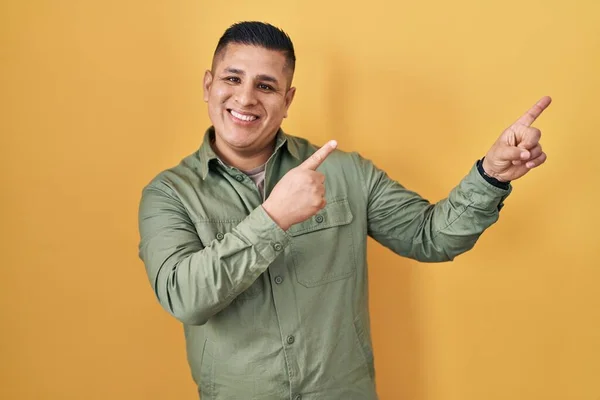Jeune Homme Hispanique Debout Sur Fond Jaune Souriant Regardant Caméra — Photo