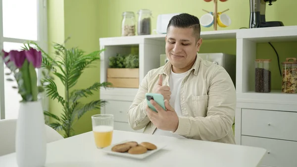 Junger Hispanischer Mann Frühstückt Mit Smartphone Esszimmer — Stockfoto