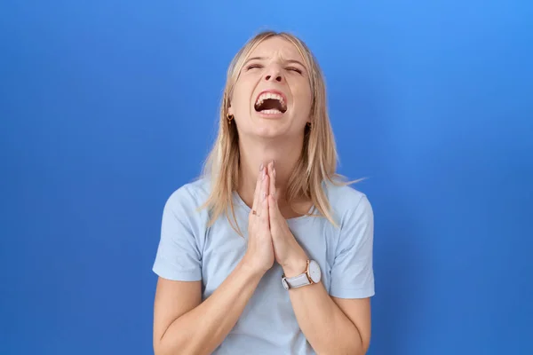 Νεαρή Καυκάσιος Γυναίκα Φορώντας Casual Μπλε Πουκάμισο Επαιτεία Και Προσεύχεται — Φωτογραφία Αρχείου