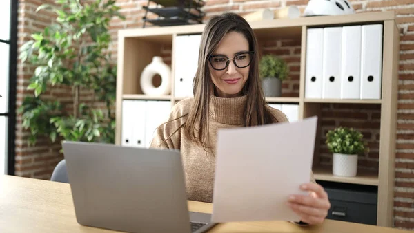 Güzel Spanyol Kadını Ofiste Dizüstü Bilgisayar Okuyarak Çalışıyor — Stok fotoğraf