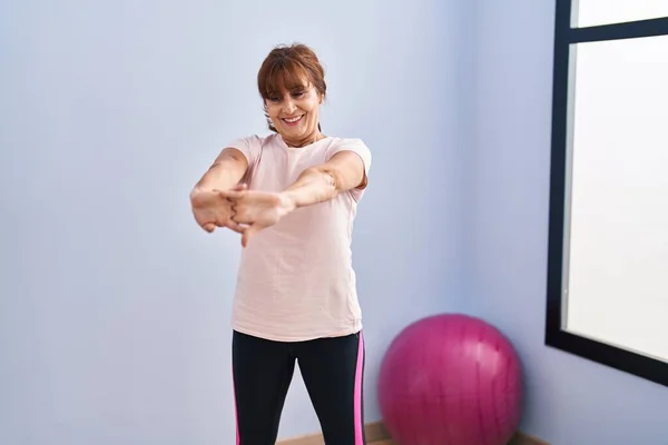 Middle Age Woman Smiling Confident Stretching Arms Sport Center — Stockfoto