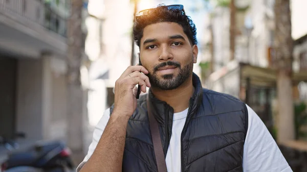 Hombre Afroamericano Hablando Smartphone Con Expresión Seria Calle — Foto de Stock