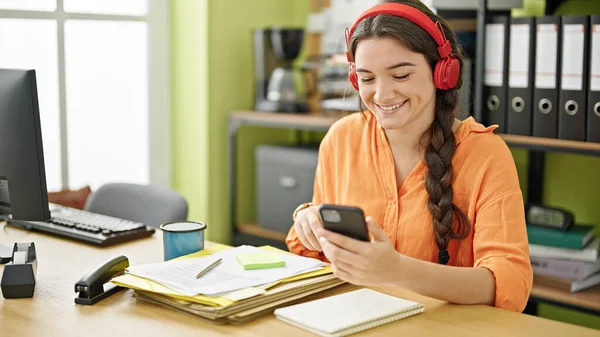 Jonge Mooie Spaanse Vrouw Zakenman Luisteren Naar Muziek Kantoor — Stockfoto
