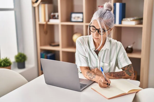 Mujer Pelo Gris Mediana Edad Que Escribe Cuaderno Usando Ordenador —  Fotos de Stock
