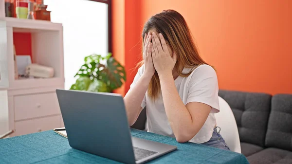 Jovem Loira Estressada Usando Laptop Sala Jantar — Fotografia de Stock