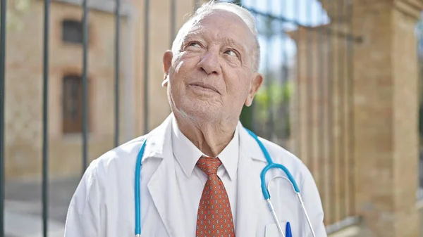 Senior Gråhårig Man Läkare Ler Säker Stående Gatan — Stockfoto