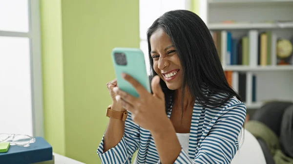 African American Woman Student Using Smartphone Library University — Foto de Stock