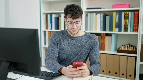 Giovane Studente Uomo Ispanico Utilizzando Smartphone Presso Università Biblioteca — Foto Stock