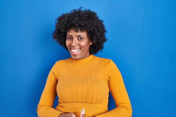 Schwarze Frau Mit Lockigem Haar Die Vor Blauem Hintergrund Steht — Stockfoto