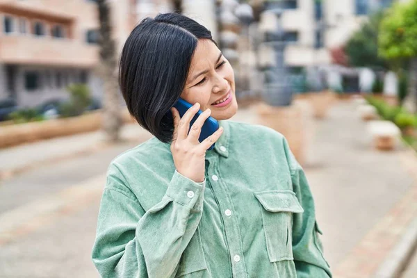 Jong Chinees Vrouw Glimlachen Zelfverzekerd Praten Smartphone Straat — Stockfoto