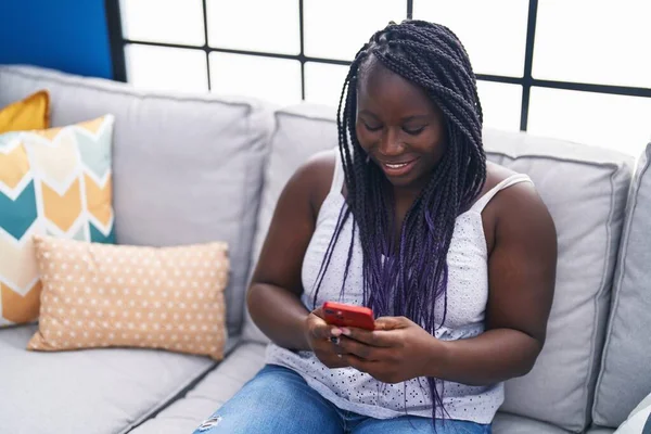 Mujer Afroamericana Usando Teléfono Inteligente Sentado Sofá Casa — Foto de Stock