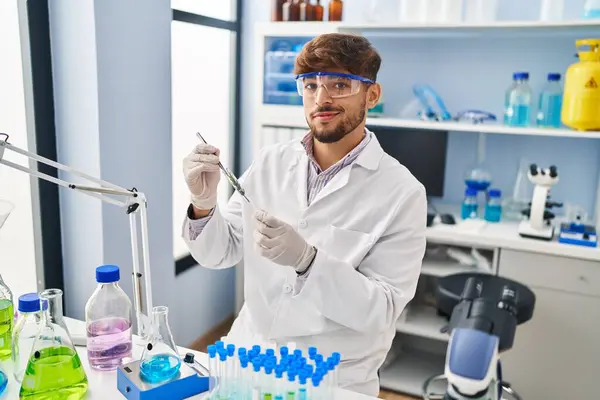 Junger Arabischer Wissenschaftler Analysiert Pflanzliches Reagenzglas Labor — Stockfoto