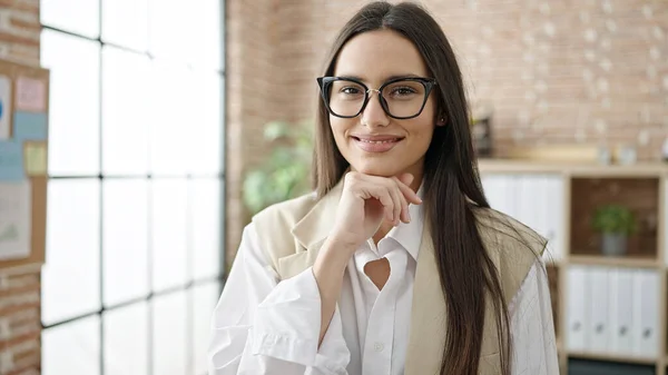 Jonge Mooie Spaanse Vrouw Zakenman Glimlachend Vol Vertrouwen Kantoor — Stockfoto