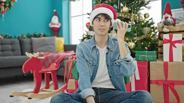 Ung Latinamerikan Man Firar Jul Lyssna Röst Budskap Smartphone Hemma — Stockfoto