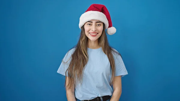 Молодая Красивая Латиноамериканка Уверенно Улыбающаяся Рождественской Шляпе Изолированном Синем Фоне — стоковое фото