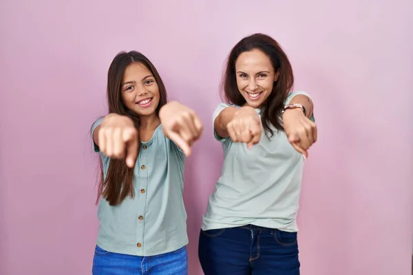 Junge Mutter Und Tochter Stehen Über Rosa Hintergrund Und Zeigen — Stockfoto