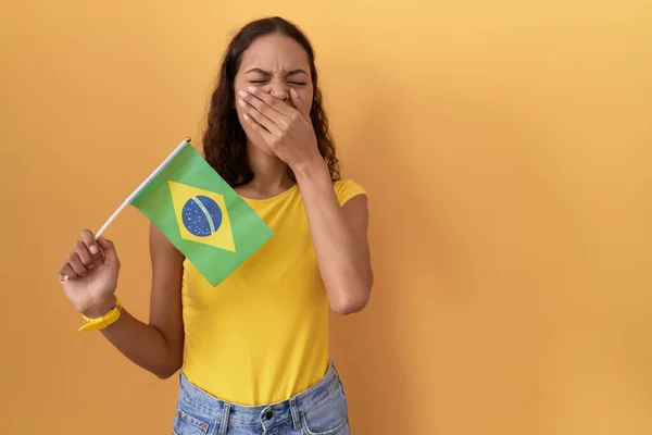 Een Jonge Spaanse Vrouw Met Een Braziliaanse Vlag Verveelde Zich — Stockfoto