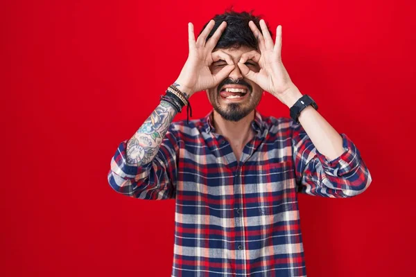 Homem Hispânico Jovem Com Barba Sobre Fundo Vermelho Fazendo Gesto — Fotografia de Stock