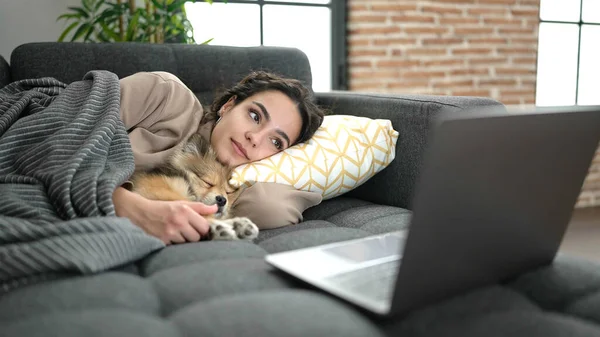 Junge Hispanische Frau Mit Hund Sieht Film Hause Auf Sofa — Stockfoto