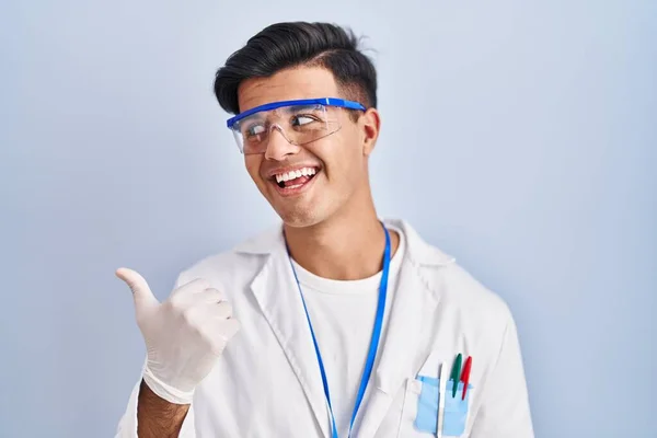 Hiszpan Pracujący Jako Naukowiec Uśmiechający Się Szczęśliwą Twarzą Wskazujący Bok — Zdjęcie stockowe