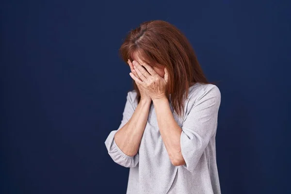 中年妇女站在蓝色的背景上 哭哭啼啼时满脸愁容 抑郁症的概念 — 图库照片