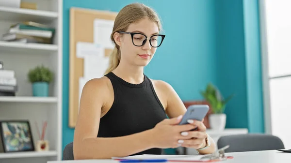 Genç Sarışın Kadını Ofiste Akıllı Telefon Kullanıyor — Stok fotoğraf
