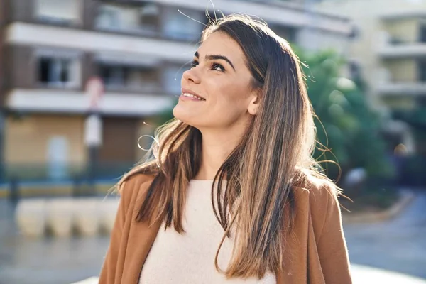 Young Beautiful Hispanic Woman Smiling Confident Looking Sky Park — Stok Foto
