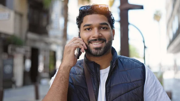 Αφροαμερικάνος Χαμογελά Σίγουρος Μιλώντας Στο Smartphone Στο Δρόμο — Φωτογραφία Αρχείου