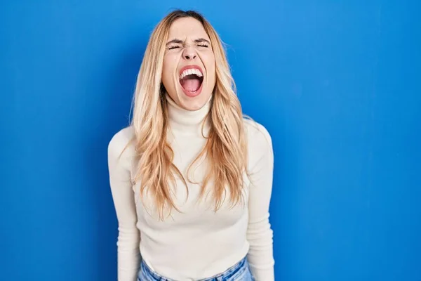 Young Caucasian Woman Standing Blue Background Angry Mad Screaming Frustrated — ストック写真