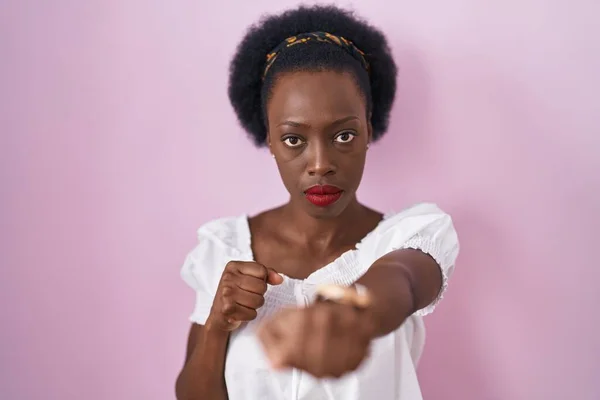 Afrikaanse Vrouw Met Krullend Haar Staan Roze Achtergrond Ponsen Vuist — Stockfoto