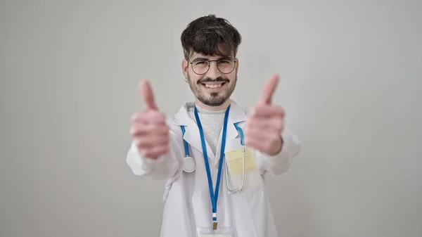 Молодий Іспаномовний Лікар Робить Великі Пальці Над Ізольованим Білим Тлом — стокове фото