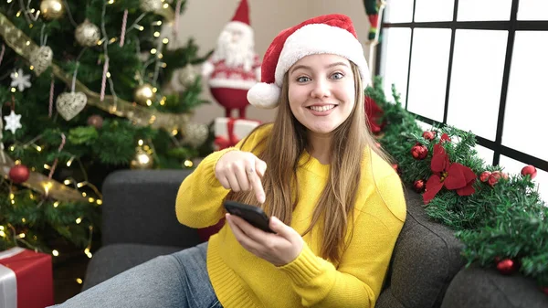 Mladá Blondýna Žena Pomocí Smartphone Sedí Pohovce Vánočního Stromečku Doma — Stock fotografie