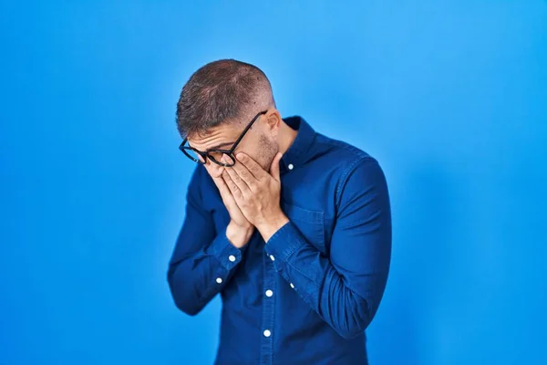 Junger Hispanischer Mann Mit Brille Vor Blauem Hintergrund Und Traurigem — Stockfoto