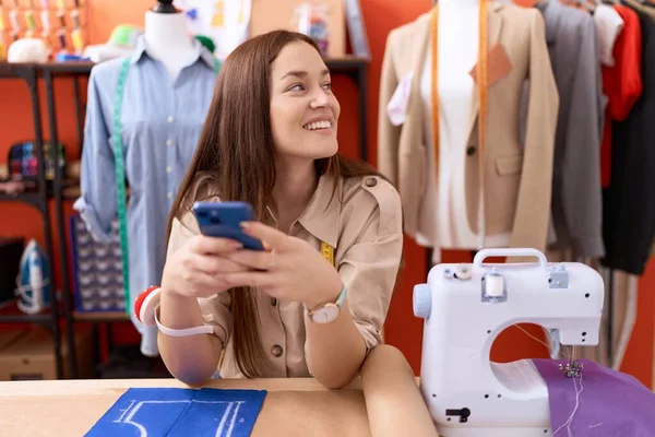 Jonge Mooie Vrouw Kleermaker Glimlachen Zelfverzekerd Met Behulp Van Smartphone — Stockfoto