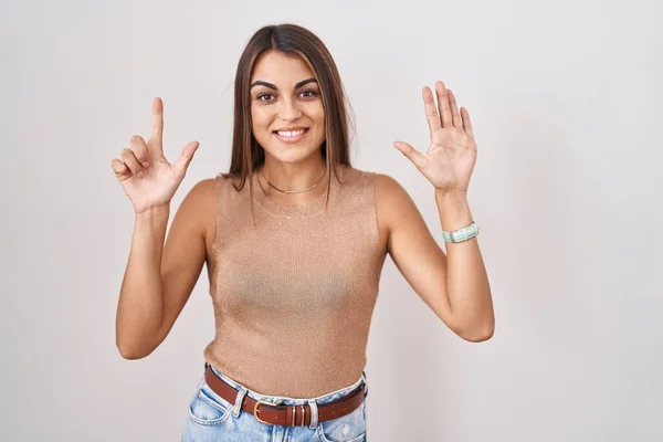 Beyaz Arka Planda Duran Genç Spanyol Kadın Yedinci Parmaklarını Gösterip — Stok fotoğraf