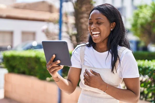 Jovem Afro Americana Sorrindo Confiante Assistindo Vídeo Touchpad Parque — Fotografia de Stock