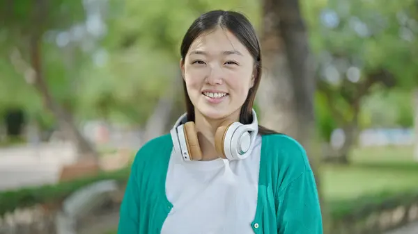 Jovem Chinesa Sorrindo Confiante Usando Fones Ouvido Parque — Fotografia de Stock