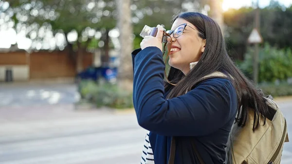 Jovem Hispânico Mulher Turista Vestindo Mochila Tirar Fotos Com Câmera — Fotografia de Stock
