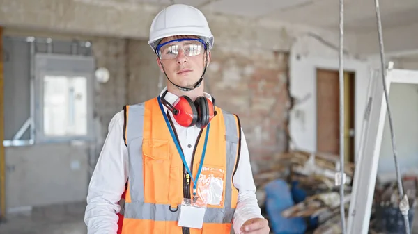 年轻的高加索人建筑师站在建筑工地上 表情轻松 — 图库照片