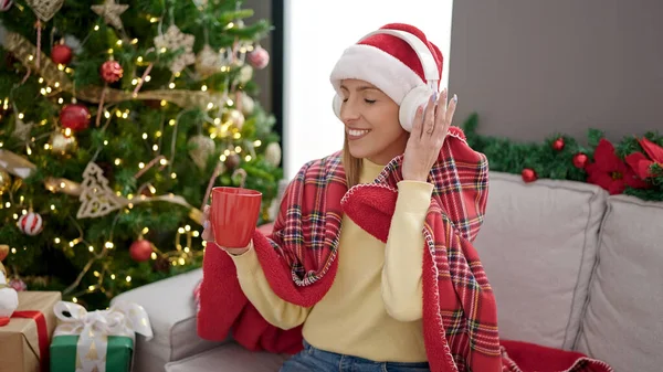 Genç Sarışın Kadın Müzik Dinliyor Evde Noel Ağacının Yanında Kahve — Stok fotoğraf