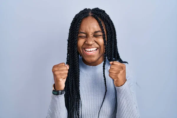 Afrikansk Amerikansk Kvinna Står Över Blå Bakgrund Glada För Framgång — Stockfoto