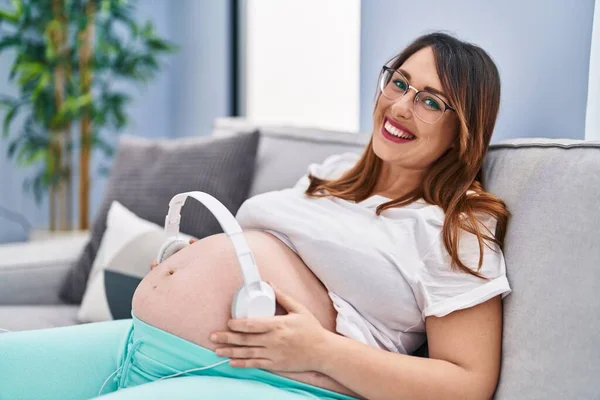 Young Pregnant Woman Smiling Confident Putting Music Baby Home — Stock Photo, Image