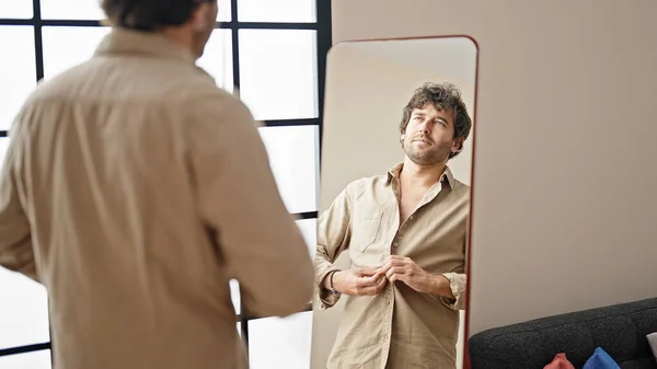 Jovem Hispânico Vestindo Camisa Olhando Espelho Casa — Fotografia de Stock